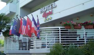 un vestíbulo de hotel con banderas americanas y británicas en Hotel Capri, en Grado