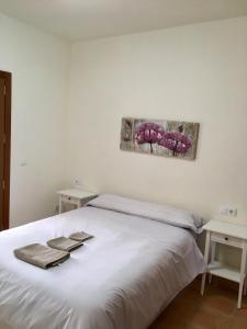 una camera con un letto bianco con due tavoli di LUXE Golf, Piscina & Playa a Lo Mendigo