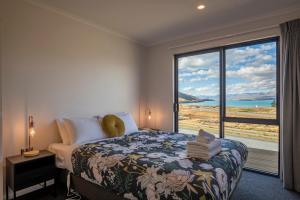 Кровать или кровати в номере Willow Bay - Lake Tekapo