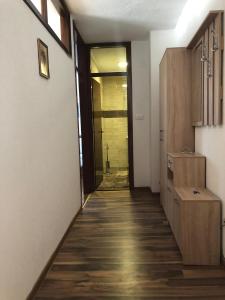 einen Flur mit Tür zu einem Zimmer mit Bad in der Unterkunft Apartment Sara in Mostar
