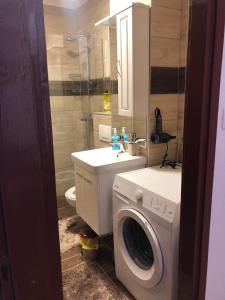 een badkamer met een wasmachine en een wastafel bij Apartment Sara in Mostar