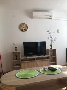 una sala de estar con una mesa con dos platos. en Apartment Sara, en Mostar