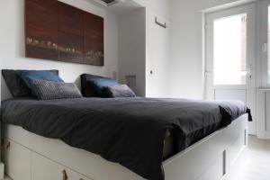 Postel nebo postele na pokoji v ubytování Modern appartement met uniek zeezicht