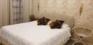Un pat sau paturi într-o cameră la Romeo & Juliet Non-Hotel
