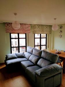 LA ESTRELLA في أفيلا: غرفة معيشة مع أريكة ونوافذ