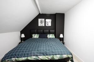 1 dormitorio con 1 cama y 2 cuadros en la pared en GROGO DUPLEX APPARTMENT(CENTRE OF ANTWERP) en Amberes