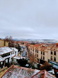 vistas a una ciudad con techos nevados en LA ESTRELLA, en Ávila