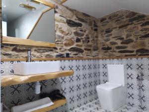 a bathroom with a sink and a toilet at Paloma blanca in Villalba