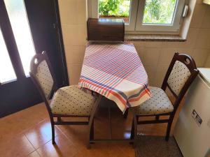 ein Tisch und zwei Stühle mit einer Decke drauf in der Unterkunft Holiday home in Rovinj - Istrien 11600 in Rovinj + 7 Fotos