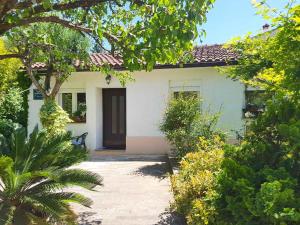 ein weißes Haus mit einer Tür in einem Hof in der Unterkunft Holiday home in Rovinj - Istrien 11600 in Rovinj