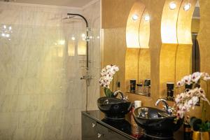 a bathroom with two sinks and a shower at MOFT Villa in Predeal