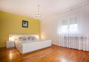 ein Schlafzimmer mit einem weißen Bett und einem Fenster in der Unterkunft Apartment in Rovinj - Istrien 11491 in Rovinj