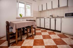 eine Küche mit einem Tisch und einigen Stühlen sowie einem Tisch und einer Theke in der Unterkunft Apartment in Rovinj - Istrien 11491 in Rovinj