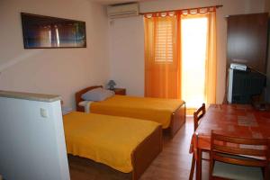 Una cama o camas en una habitación de Apartments in Rovinj/Istrien 11700
