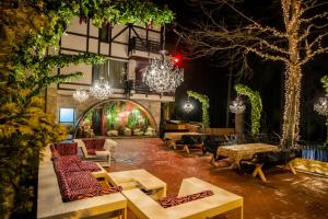 Pokój ze stołami, krzesłami i żyrandolami w obiekcie MOFT Villa w mieście Predeal