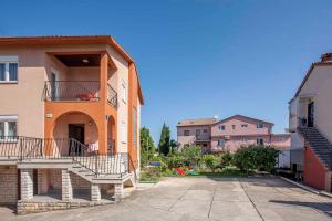 ein Apartmenthaus mit einem Balkon und einer Treppe darauf in der Unterkunft Apartment in Rovinj - Istrien 11491 in Rovinj