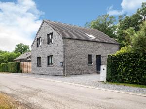 デュルビュイにあるPleasant holiday home with infrared saunaの道路脇のレンガ造り