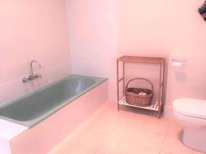 uma casa de banho com banheira e WC em Waratah Bay. 21 on Birrahlea em Waratah Bay