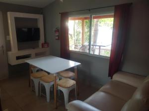 sala de estar con mesa, sillas y ventana en Always Summer Inn, en Culebra