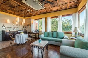 Residence Las Flores في لاباز: غرفة معيشة مع أريكة وطاولة