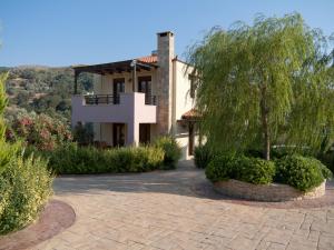 a house with a tree in a courtyard at Eligia Villas in Mixórrouma