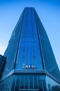 广州广州环贸中心越秀星廷公寓的一座挂着招牌的高大玻璃建筑