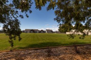 een groot grasveld met huizen op de achtergrond bij Annies on Milford in Te Anau