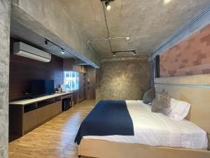 Un dormitorio con una cama grande y una cocina. en Loft122 Hotel, en Ban Zong Katiam 30 fotos más