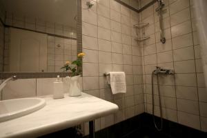 Koupelna v ubytování Meliti Guesthouse + 37 fotografií