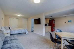 een slaapkamer met een bed en een tafel en stoelen bij Bright & Cozy Studio Apartment in Colorado Springs in Colorado Springs