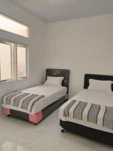 A bed or beds in a room at Sierra Villa Malang