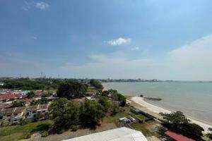 - une vue aérienne sur la plage et l'eau dans l'établissement PORT DICKSON RESORT -GLORY BEACH RESORT SEAVIEW UNIT 2 BEDROOM, à Port Dickson