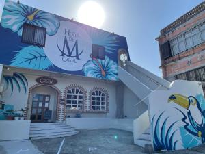 un edificio con un murale sul lato di Hotel de M a Miyakojima