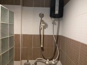 prysznic z głowicą prysznicową w łazience w obiekcie Sand Paisan Resort w mieście Ban Tha Maprang +71 zdjęć