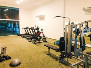 ein Fitnessstudio mit mehreren Reihen von Trainingsgeräten in einem Raum in der Unterkunft Muro Alto Condomínio Clube - Porto de Galinhas in Porto De Galinhas