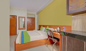 Postel nebo postele na pokoji v ubytování Treebo TMS Residency