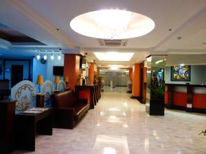 um hall de entrada de um hospital com um sofá e um lustre em Silver Oaks Suites & Hotel em Manilla