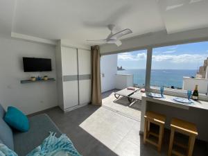 sala de estar con vistas al océano en SUNNY DAY Deluxe, en La Playa de Arguineguín