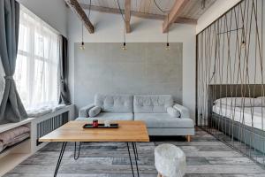 salon z kanapą i stołem w obiekcie Platinium Garncarska Old Town w Gdańsku