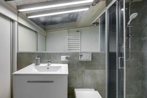 łazienka z umywalką i prysznicem w obiekcie Platinium Garncarska Old Town w Gdańsku +6 zdjęć