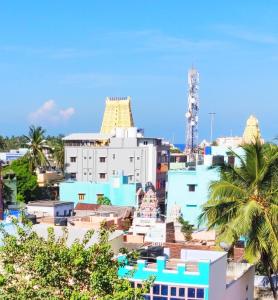 - une vue sur une ville avec des bâtiments dans l'établissement Hotel Harish, à Rameswaram