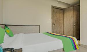 Postel nebo postele na pokoji v ubytování Treebo Glassotel