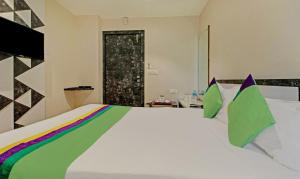Postel nebo postele na pokoji v ubytování Treebo Glassotel
