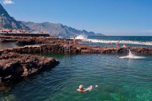 a person swimming in a body of water at Vivienda Vacacional Casa Uca in San Pedro