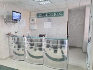 una habitación de hospital con un mostrador de recepción y una señal en Хотел Тракия en Haskovo