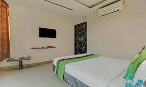 TV a/nebo společenská místnost v ubytování Treebo Glassotel