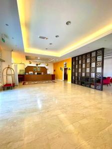 um grande quarto com um grande quarto com um grande piso em Al Asala Resort em Al Ruwis