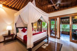 Giường trong phòng chung tại Bliss Ubud Luxury Villa