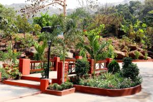 a garden with a bunch of plants and flowers at Pali Village Resort in Mire