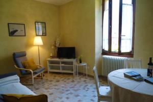 a room with a bed and a desk with a television at Il Vaticano del lago d Idro in Crone